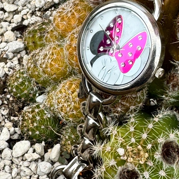 Disney Minnie Mouse with a Pink Sparkly Bow Watch - Picture 9 of 13